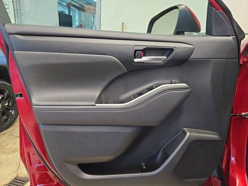 Certified 2024 Toyota Highlander XLE image 30