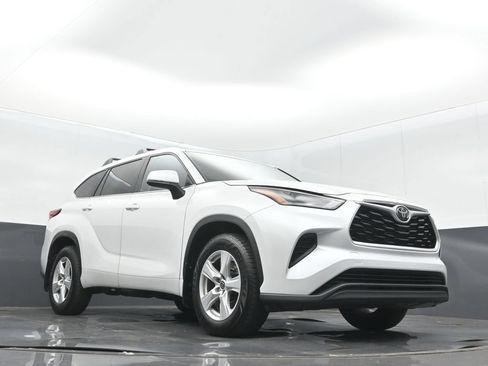 Used 2023 Toyota Highlander L FWD image 10