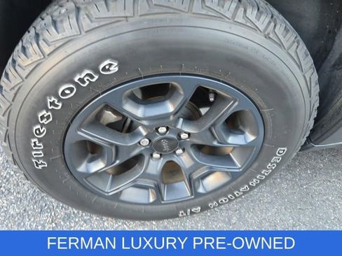 Used 2022 Jeep Cherokee Trailhawk image 16