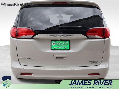 Used 2017 Chrysler Pacifica LX image 4