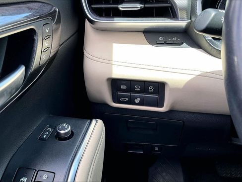 Used 2023 Toyota Highlander Platinum FWD image 34