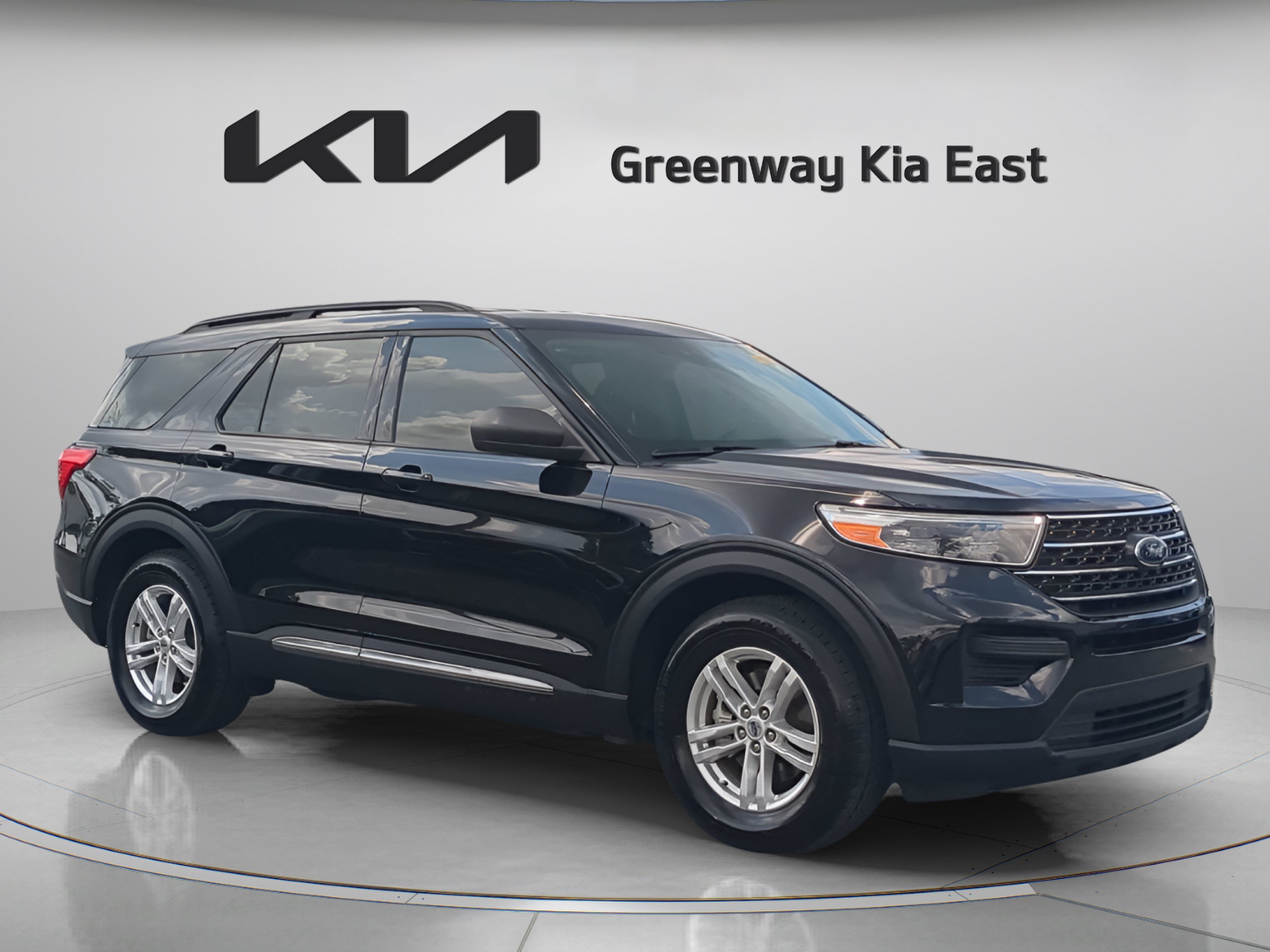 Used 2023 Ford Explorer XLT RWD image 3