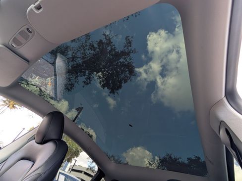 Used 2024 Tesla Model Y 2WD image 21