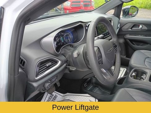 Used 2025 Chrysler Pacifica Select FWD image 11