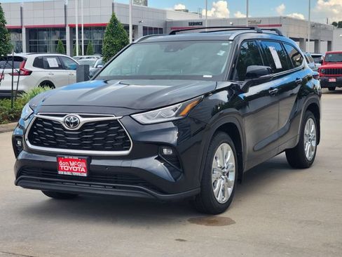 Certified 2026 Toyota Highlander Limited AWD/4WD image 3