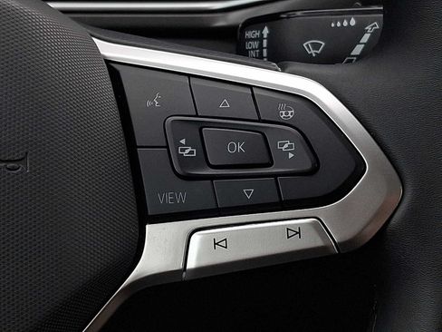 Used 2025 Volkswagen Taos SE FWD image 19