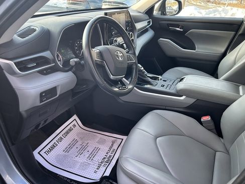 Used 2020 Toyota Highlander XLE image 8