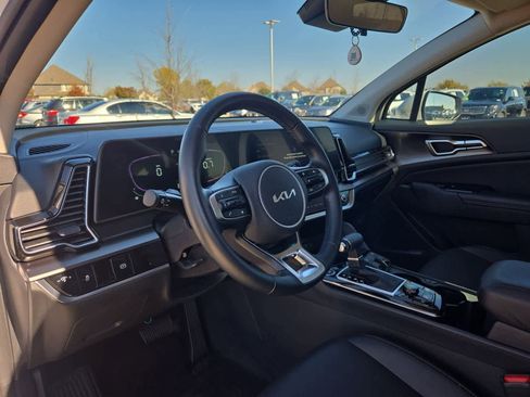 Used 2023 Kia Sportage EX image 2