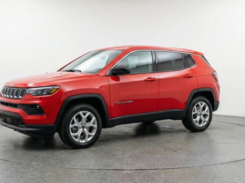 Used 2025 Jeep Compass Latitude image 3