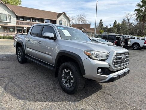 Used 2017 Toyota Tacoma TRD Off-Road w/ Premium & Technology Package AWD/4WD image 5