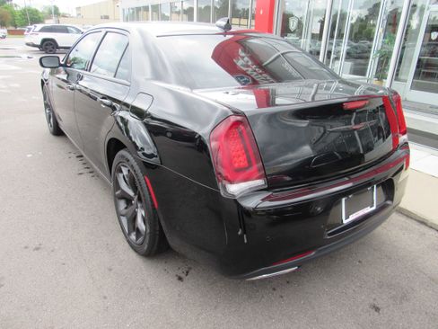 Used 2023 Chrysler 300 S RWD image 7