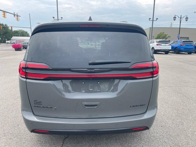 Used 2025 Chrysler Pacifica Limited FWD image 13