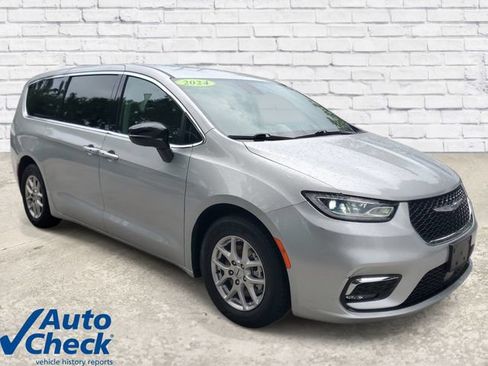 Used 2024 Chrysler Pacifica Touring-L FWD image 5