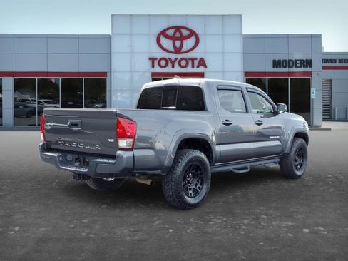 Used 2017 Toyota Tacoma TRD Sport w/ Premium & Technology Package image 6