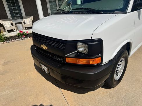 Used 2017 Chevrolet Express 2500 RWD image 23