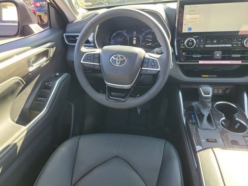 New 2026 Toyota Highlander Platinum AWD/4WD image 12
