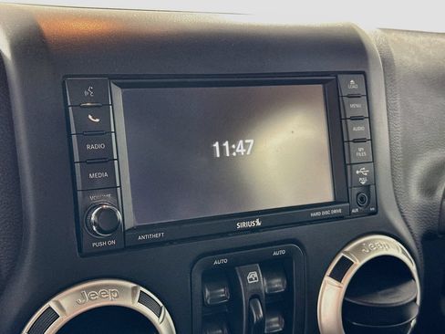 Used 2017 Jeep Wrangler Unlimited Rubicon w/ Connectivity Group AWD/4WD image 14
