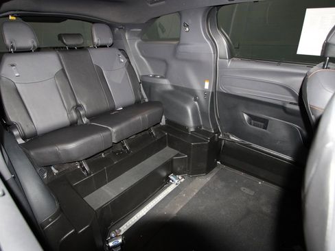 Used 2023 Toyota Sienna XSE image 28