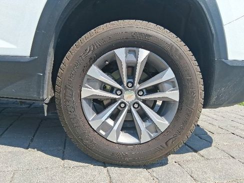 Used 2025 Chevrolet Equinox LT FWD image 17