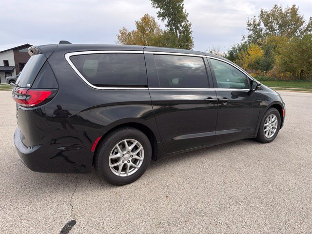 Used 2026 Chrysler Pacifica Select FWD image 3