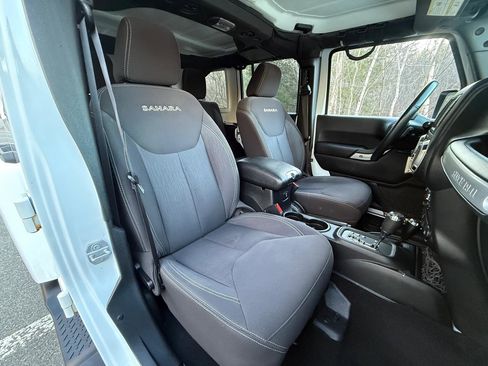 Used 2017 Jeep Wrangler Unlimited Sahara w/ Connectivity Group image 29