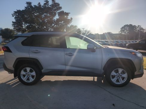 Used 2019 Toyota RAV4 LE image 11