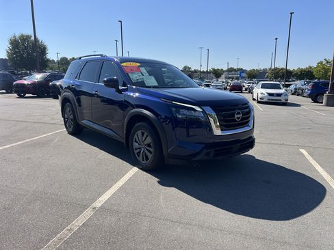 Used 2025 Nissan Pathfinder SV FWD image 3