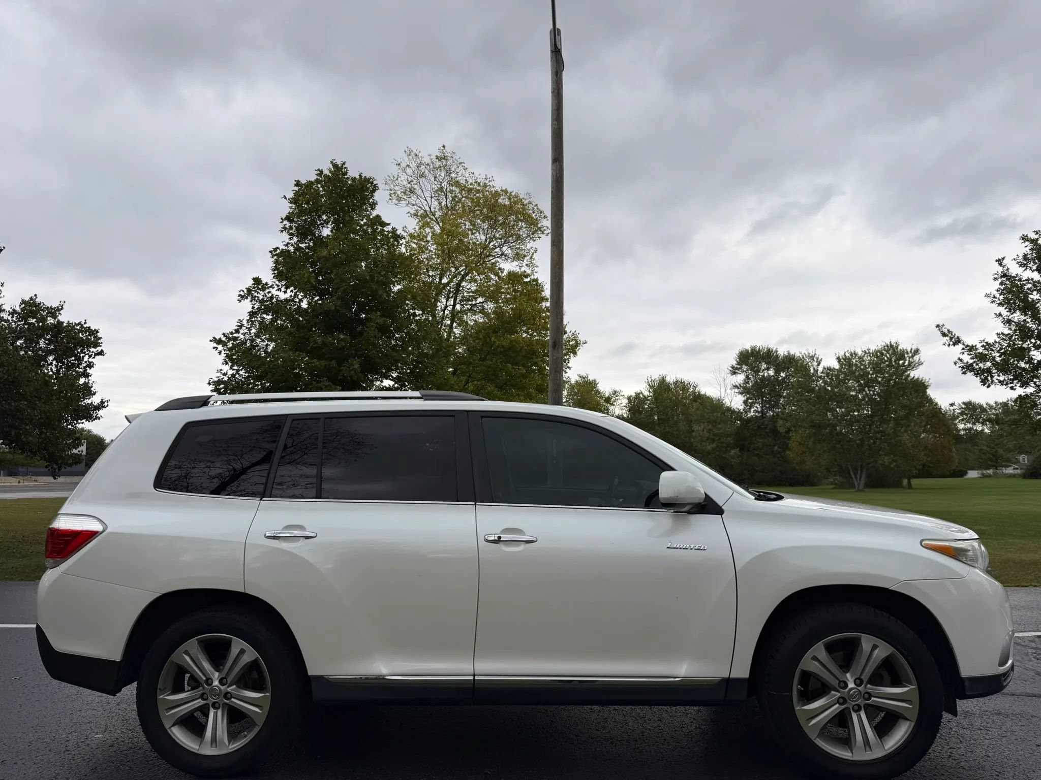 Used 2011 Toyota Highlander Limited w/ Tow Pkg FWD image 8