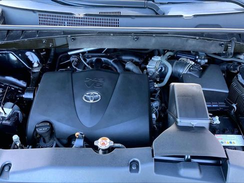 Used 2019 Toyota Highlander SE image 32
