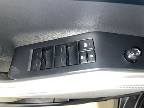 Used 2023 Toyota Highlander LE AWD/4WD image 13