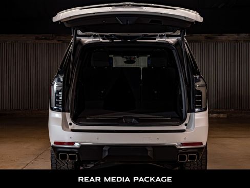 Used 2025 Chevrolet Suburban High Country image 9