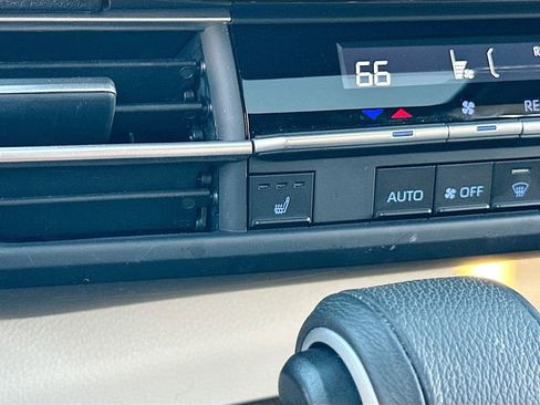 Used 2024 Toyota Sienna XLE image 19