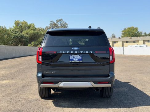 Used 2025 Ford Expedition Platinum w/ Driver's Package AWD/4WD image 4