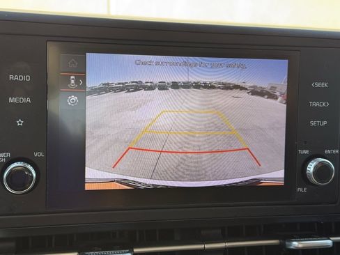 Used 2024 Kia Carnival LX image 9