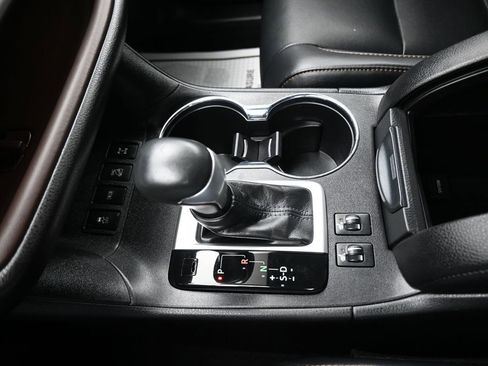 Used 2019 Toyota Highlander XLE image 24