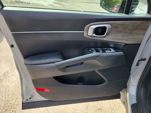 Used 2023 Kia Sorento EX w/ Panoramic Sunroof Package image 9