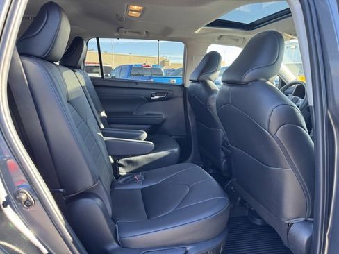 Used 2023 Toyota Highlander XLE image 35