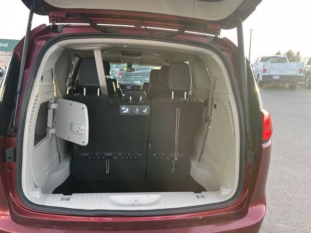 Used 2019 Chrysler Pacifica Touring-L FWD image 40