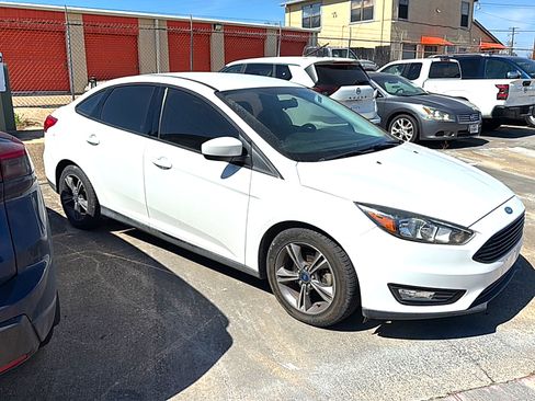 Used 2018 Ford Focus SE w/ SE Appearance Package image 4