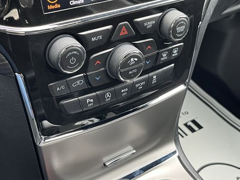 Used 2021 Jeep Grand Cherokee Laredo X AWD/4WD image 30