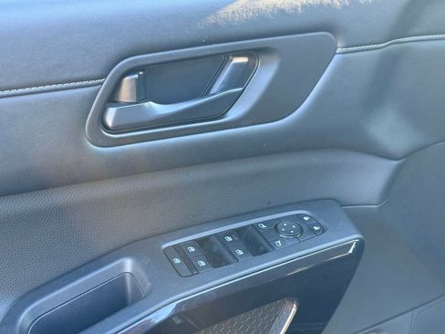 Used 2025 Nissan Pathfinder SV image 26