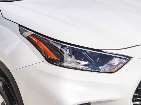 Used 2025 Toyota Highlander XLE image 5