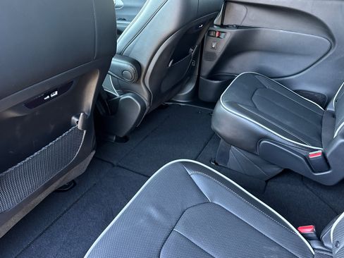 New 2027 Chrysler Pacifica Limited FWD image 11