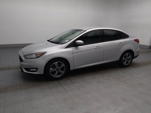 Used 2018 Ford Focus SE w/ SE Appearance Package FWD image 2