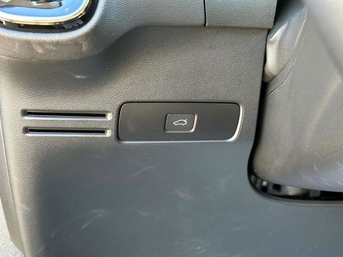 Certified 2024 Volvo XC40 B5 Plus image 29