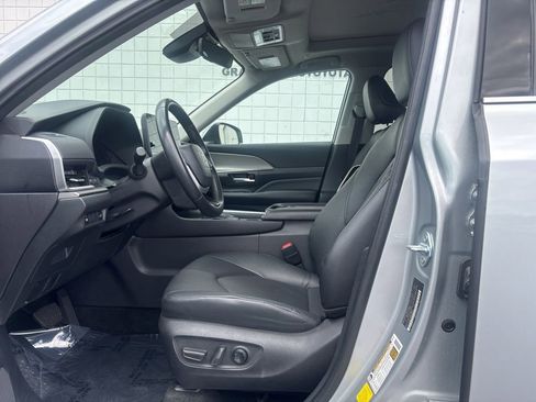 Used 2025 Toyota Grand Highlander FWD image 4