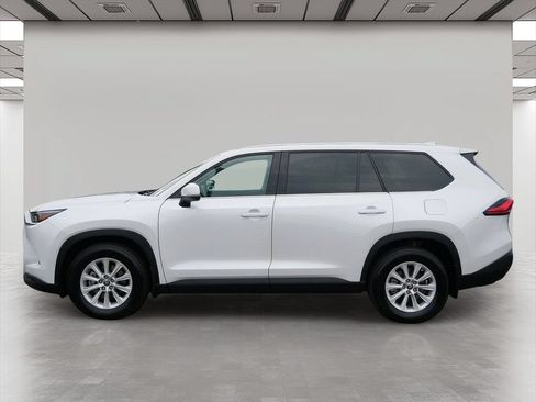 Used 2024 Toyota Grand Highlander AWD image 3