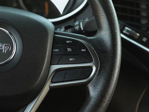 Used 2019 Jeep Cherokee Latitude w/ Popular Appearance Group image 13