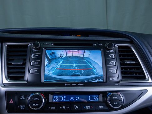 Used 2018 Toyota Highlander XLE image 27