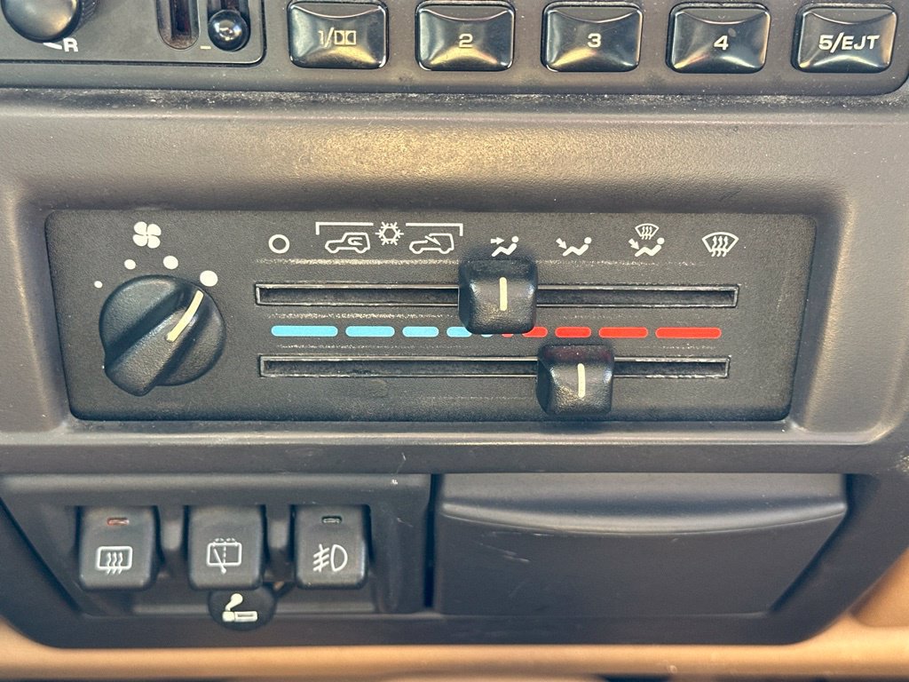 Used 1998 Jeep Wrangler Sahara AWD/4WD image 25